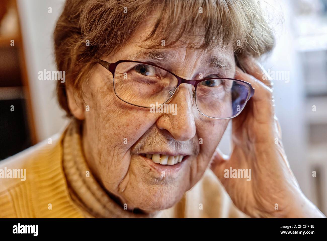 Portrait d'une personne âgée à la maison dans son salon, Cologne, Rhénanie-du-Nord-Westphalie, Allemagne Banque D'Images