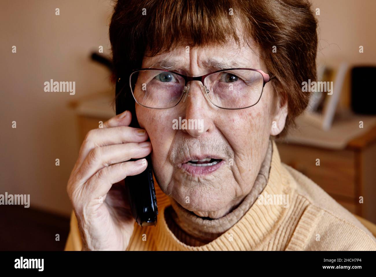Senior à la maison regardant inquiet en téléphonant, petit-fils tour, Cologne, Rhénanie-du-Nord-Westphalie, Allemagne Banque D'Images