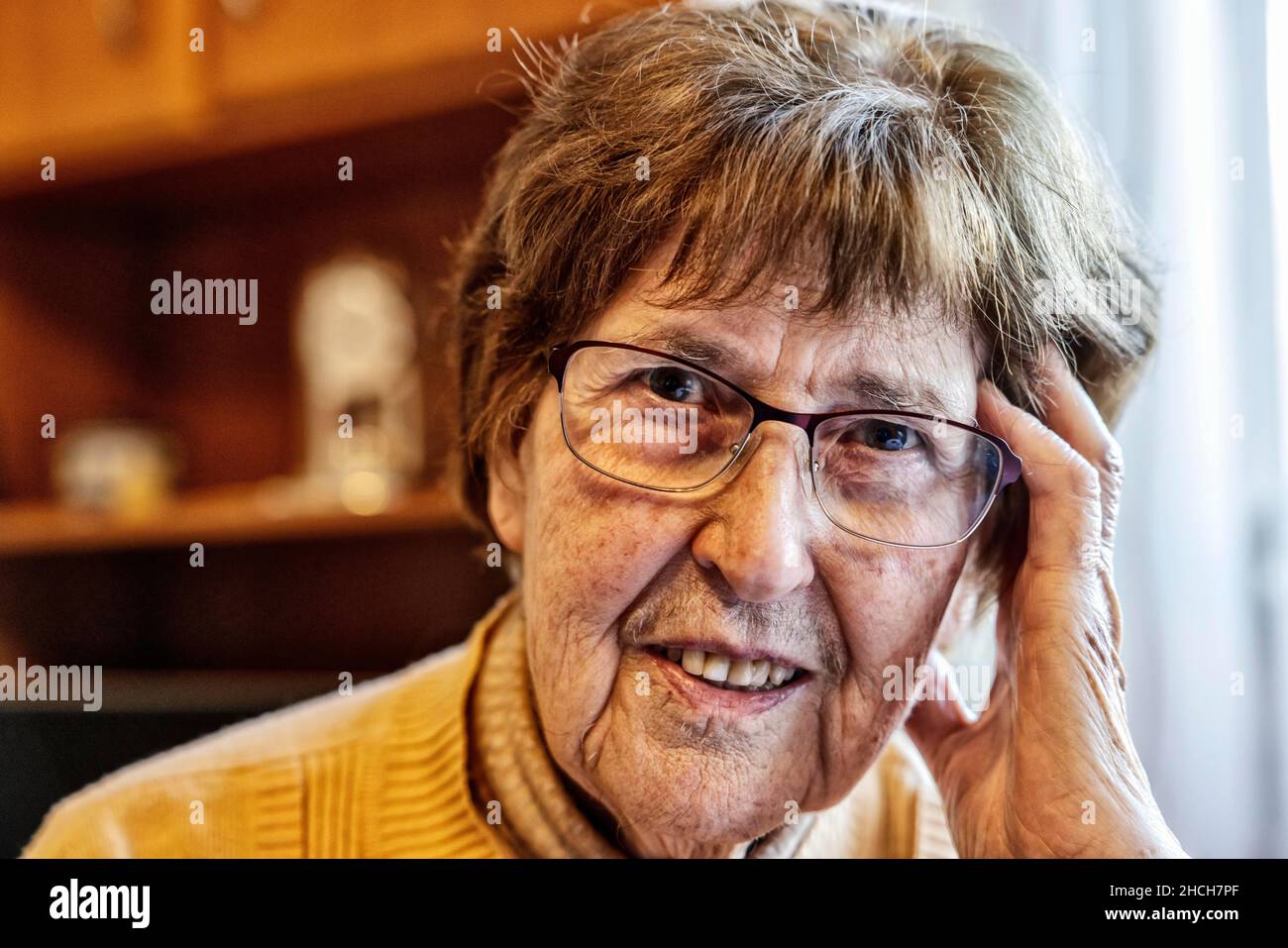 Portrait d'une personne âgée à la maison dans son salon, Cologne, Rhénanie-du-Nord-Westphalie, Allemagne Banque D'Images