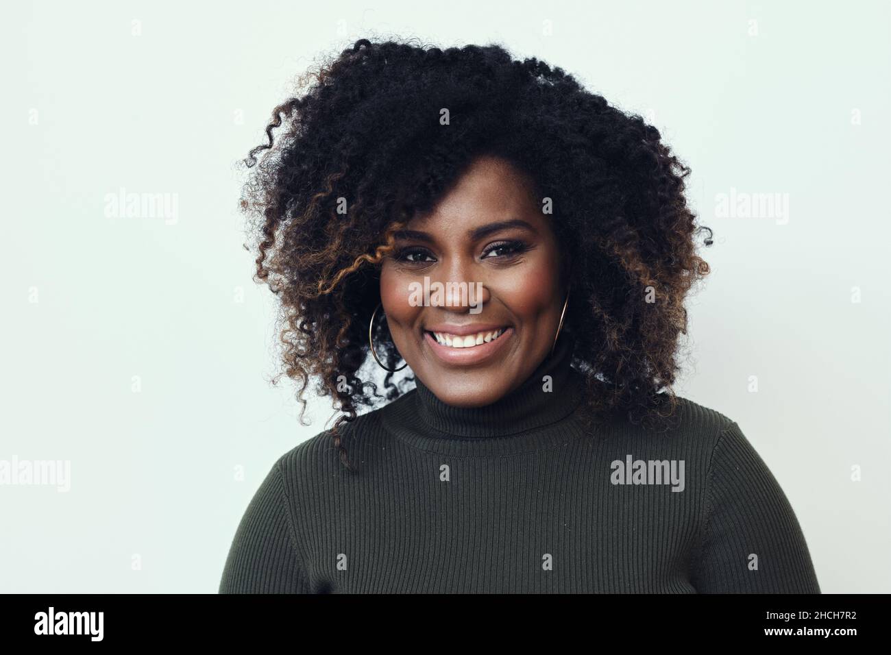 Portrait de la jeune femme afro-américaine heureuse avec les cheveux de Curly Banque D'Images