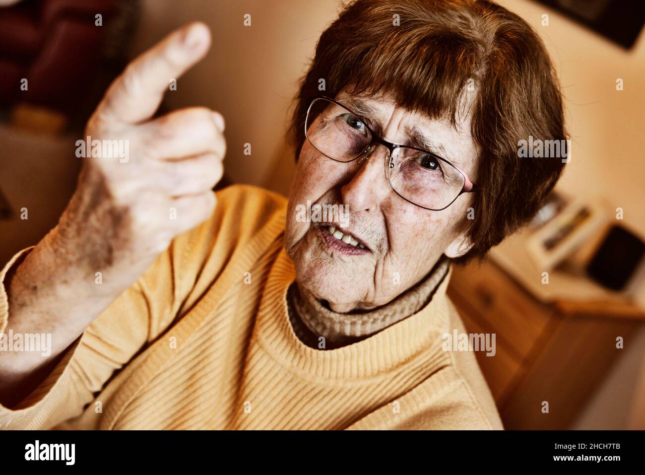 Une personne âgée en colère menace avec son index levé, Cologne, Rhénanie-du-Nord-Westphalie, Allemagne Banque D'Images