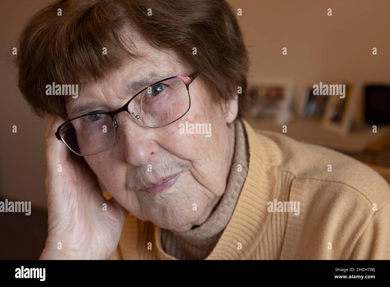 Femme sénior se reposant la tête sur ses mains, portrait, Cologne, Rhénanie-du-Nord-Westphalie, Allemagne Banque D'Images