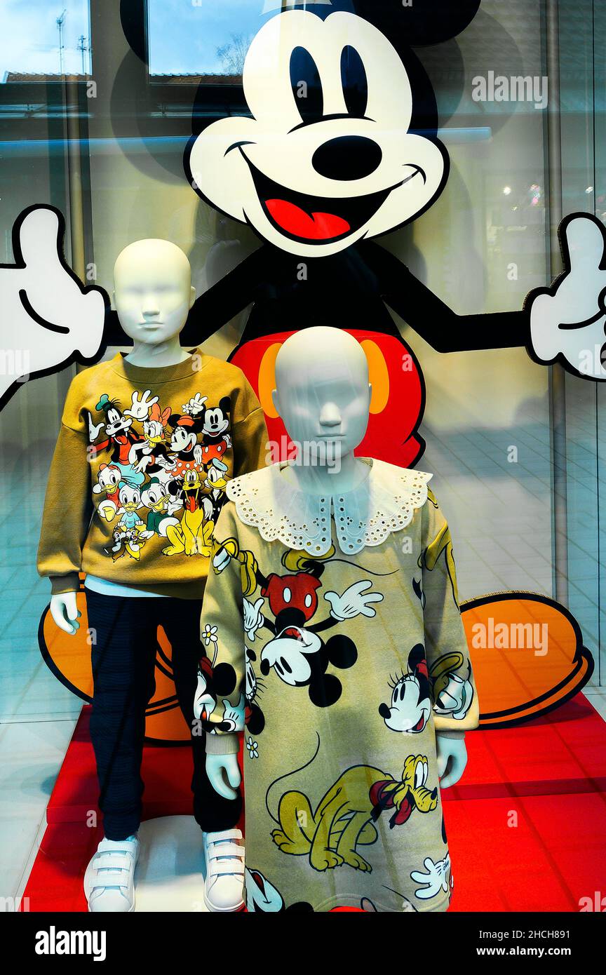 Boutique de poupées de mode pour enfants en vêtements Mickey Mouse, Kempten, Allgaeu, Bavière, Allemagne Banque D'Images