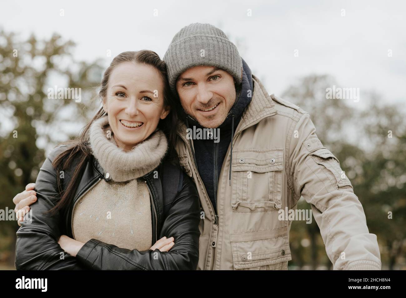 Couple dans la forêt d'automne Banque D'Images