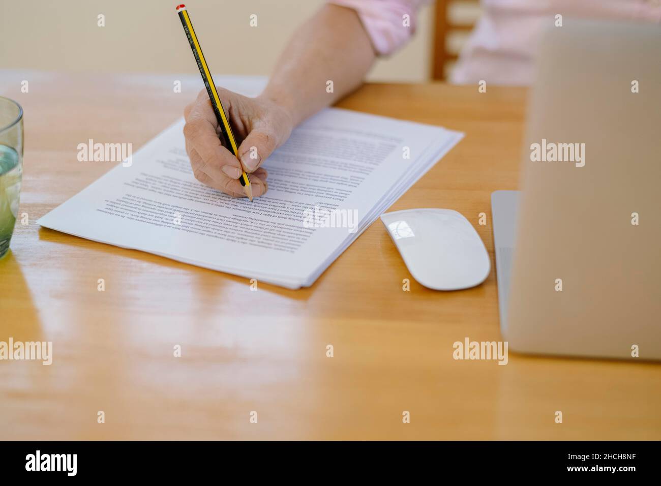 Femme relecteur à son bureau Banque D'Images