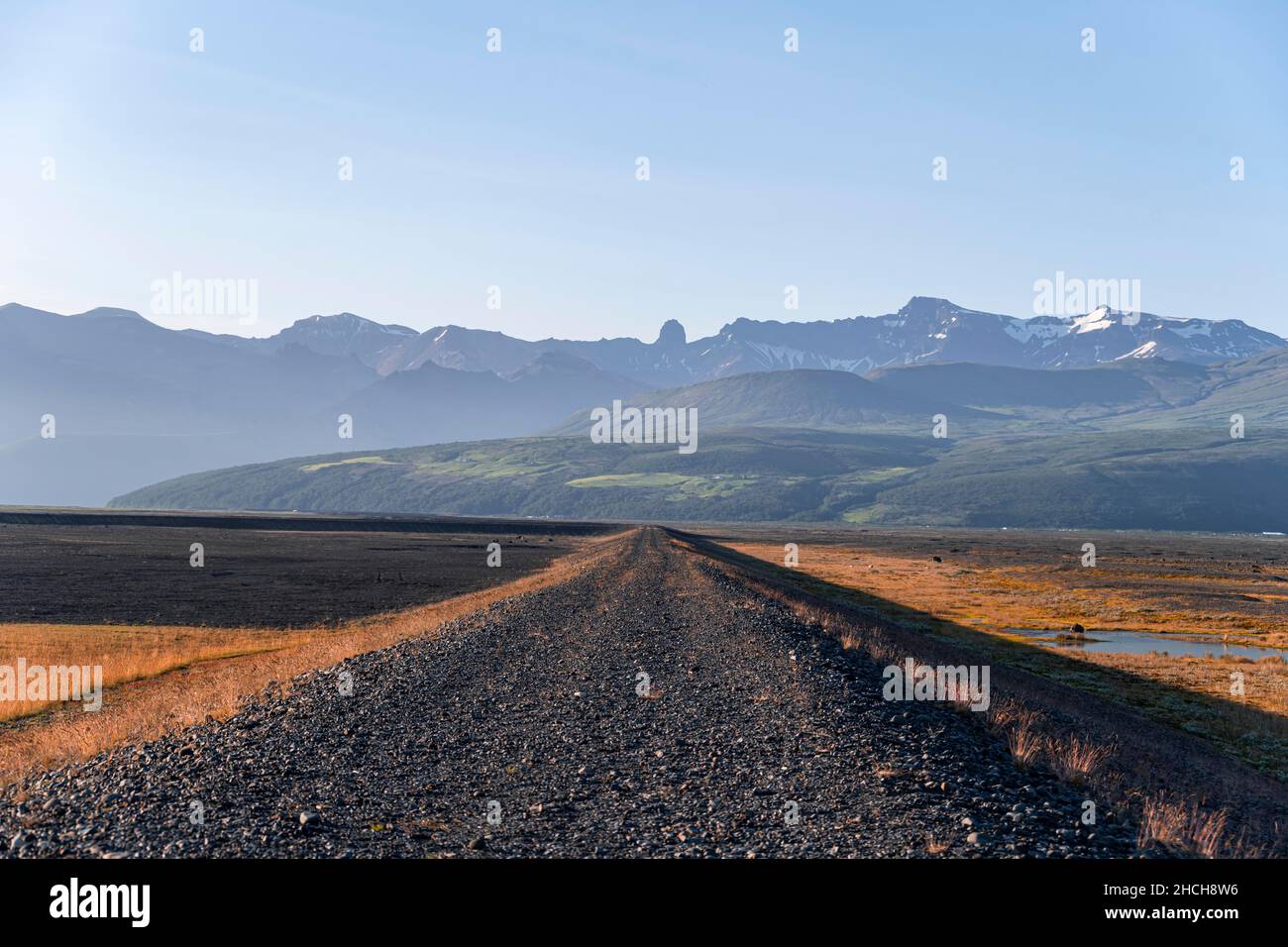 Route de gravier fermée, montagnes et grand paysage derrière, Ring Road, Islande Banque D'Images