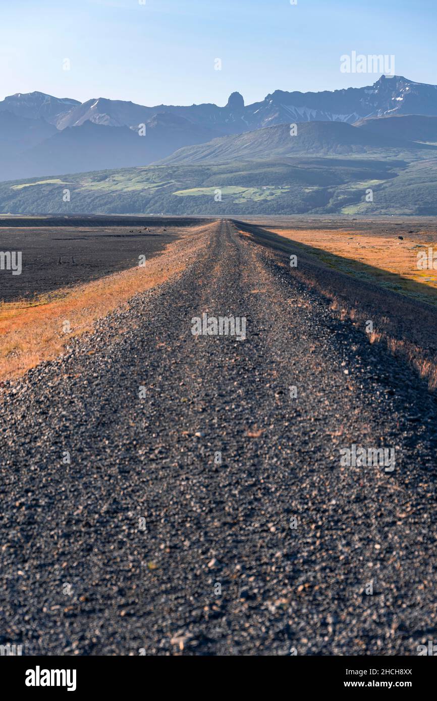 Route de gravier fermée, montagnes et grand paysage derrière, Ring Road, Islande Banque D'Images