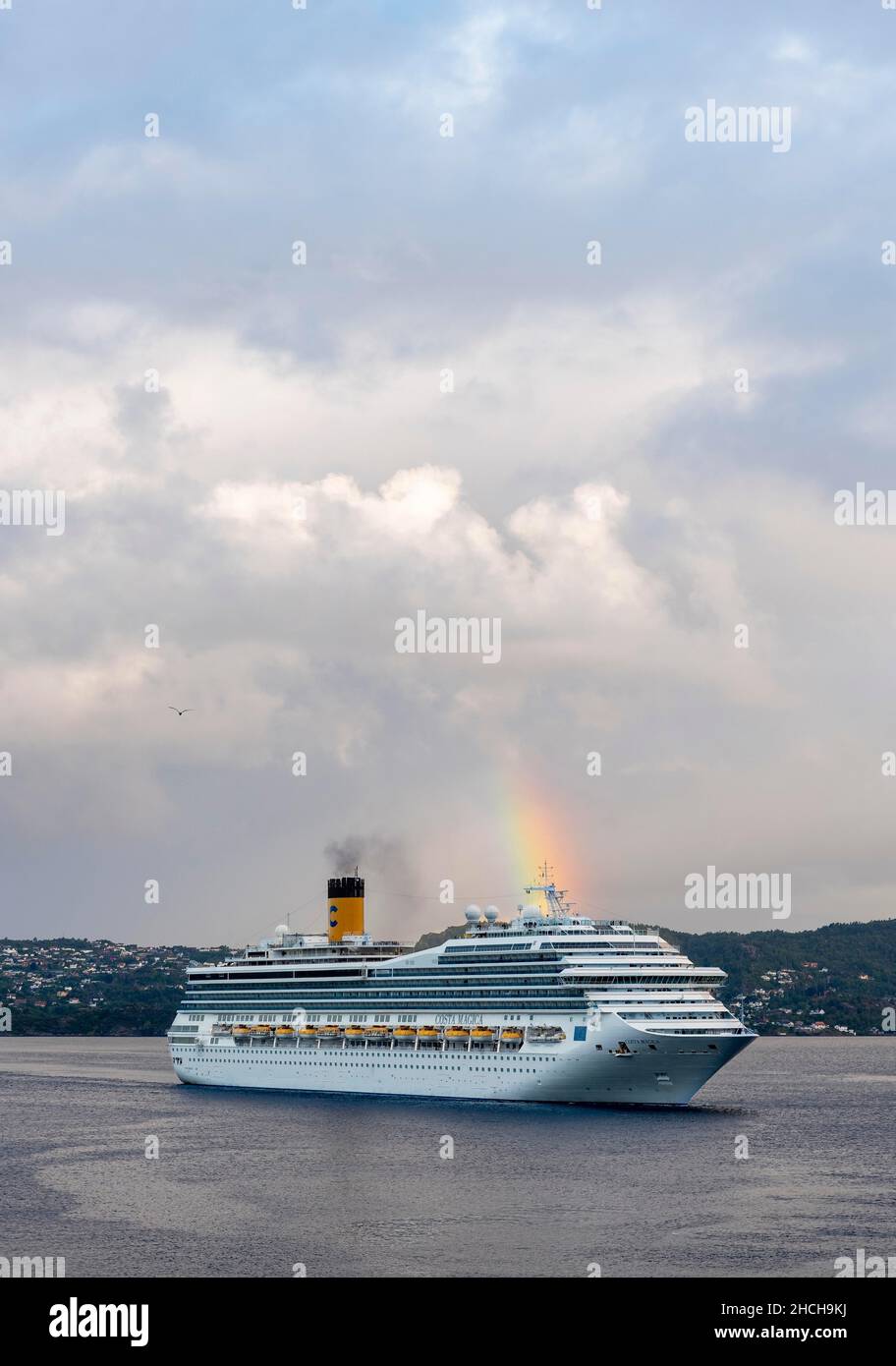 Bateau de croisière Costa Magica avec arc-en-ciel dans le port de Bergen, Norvège Banque D'Images