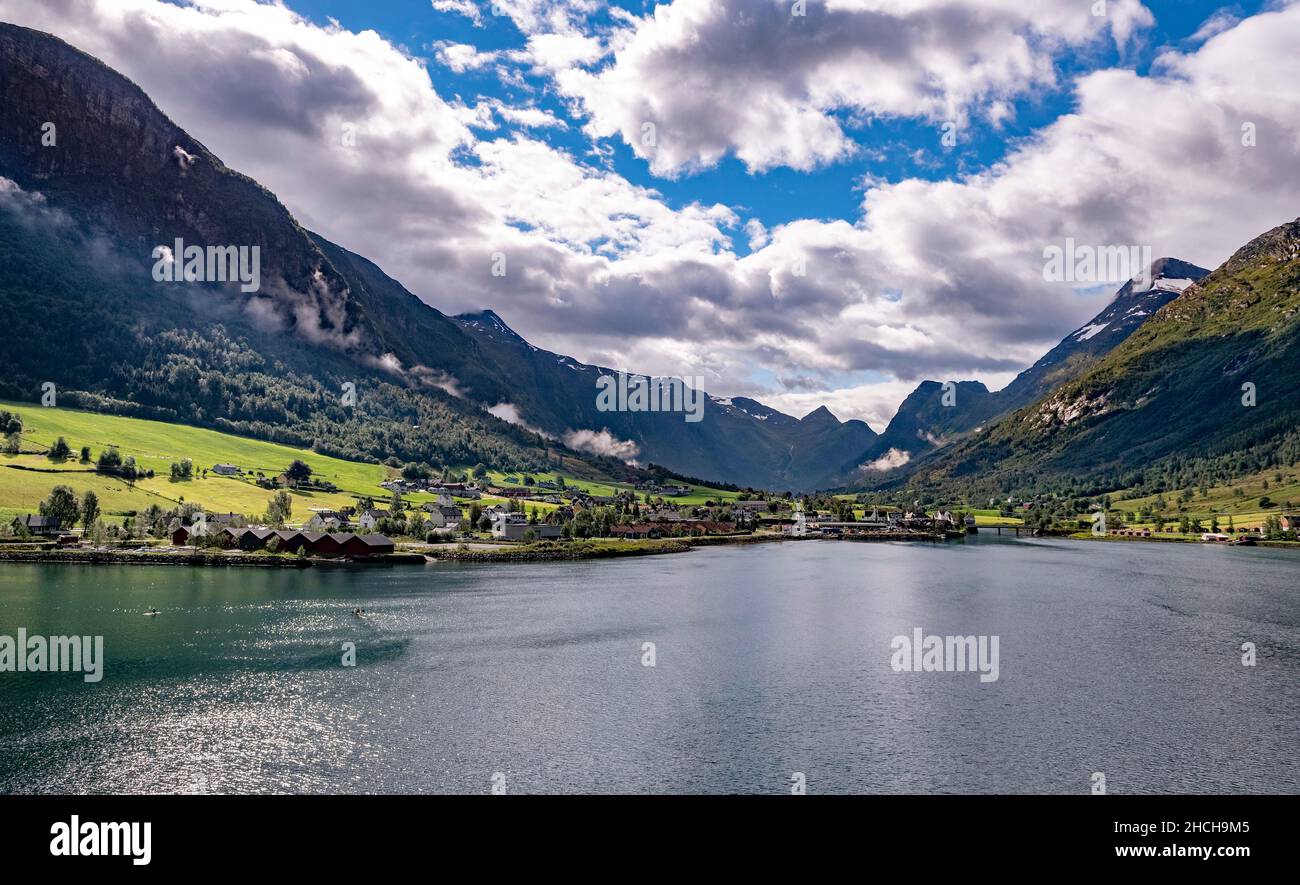 Le village d'Olden sur le Innvikfjord en Norvège Banque D'Images