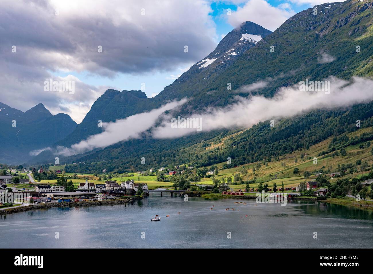 Le village d'Olden sur le Innvikfjord en Norvège Banque D'Images