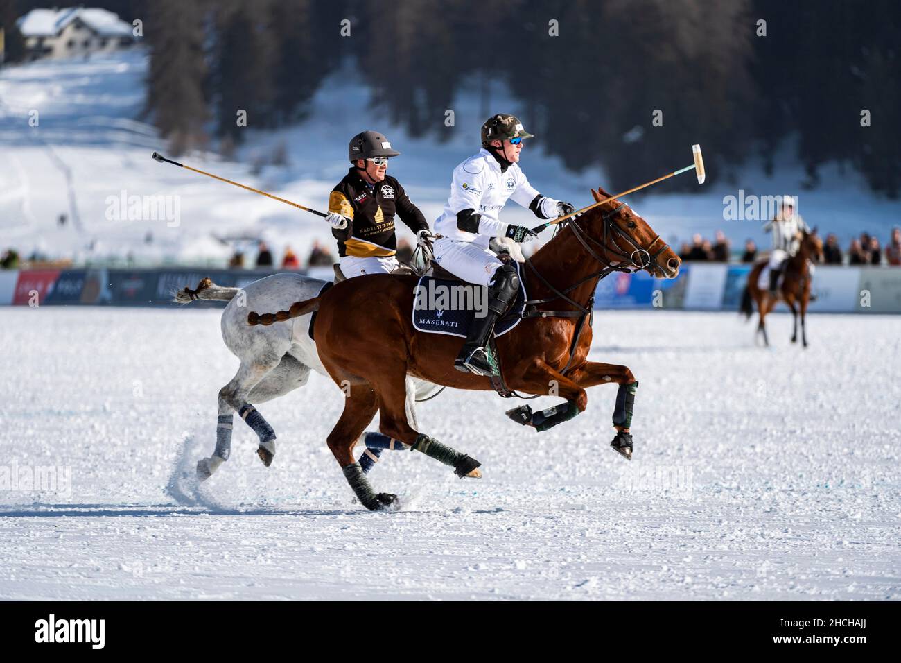 Les joueurs de Team Maserati (blanc) et les joueurs de Team Badrutt Palace  Hotel (noir) se battent dur pour le ballon, coupe du monde de la Polo à  neige 36th St. Moritz