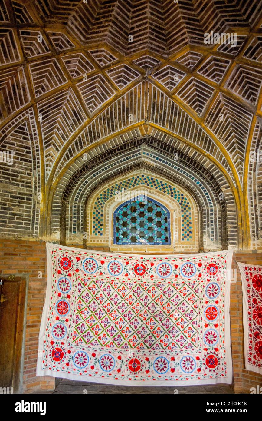 Vente de souvenirs à la Medrese de Kukeldash, Boukhara, la ville sainte, Ouzbékistan, Ouzbékistan Banque D'Images