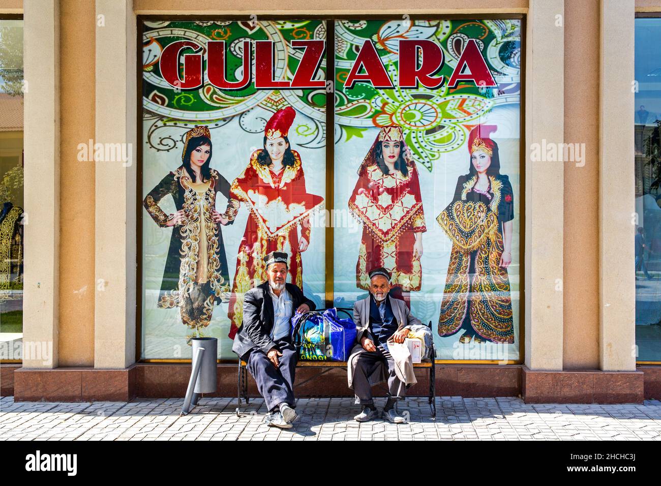 Hommes devant la boutique de mode traditionnelle, Ouzbékistan, Ouzbékistan Banque D'Images