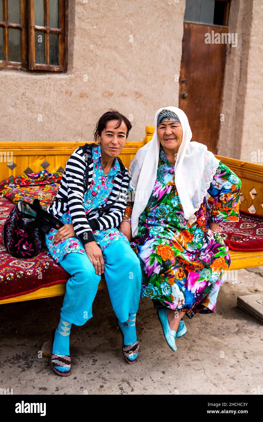 Femmes en costume traditionnel et en robe moderne, Ouzbékistan, Ouzbékistan Banque D'Images
