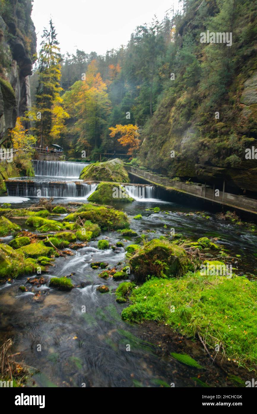 Randonnée dans le Kamnitzklamm en automne Banque D'Images