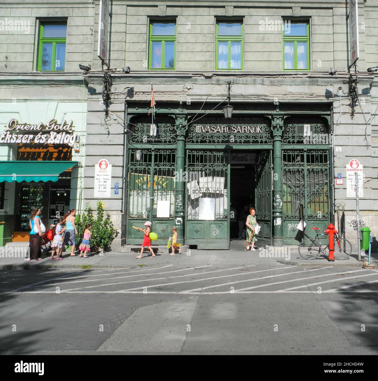 Enfants jouant à l'extérieur d'une entrée latérale au Grand Market Hall (Vasarcsarnok) à Budapest, Hongrie, Banque D'Images