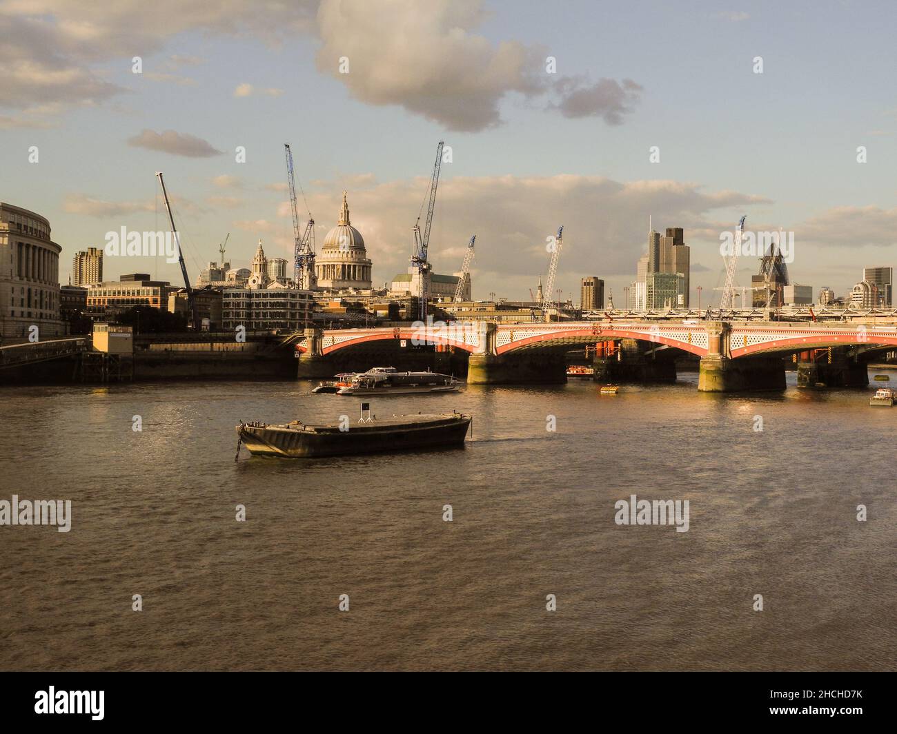 Blackfriars Bridge et le réaménagement des gratte-ciel de Londres, Londres, Angleterre, Royaume-Uni Banque D'Images
