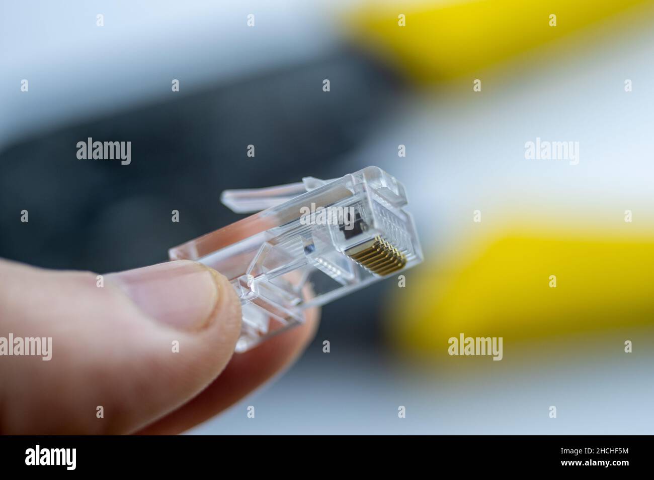 Connecteur lan ethernet RJ45 à portée de main.Gros plan Banque D'Images