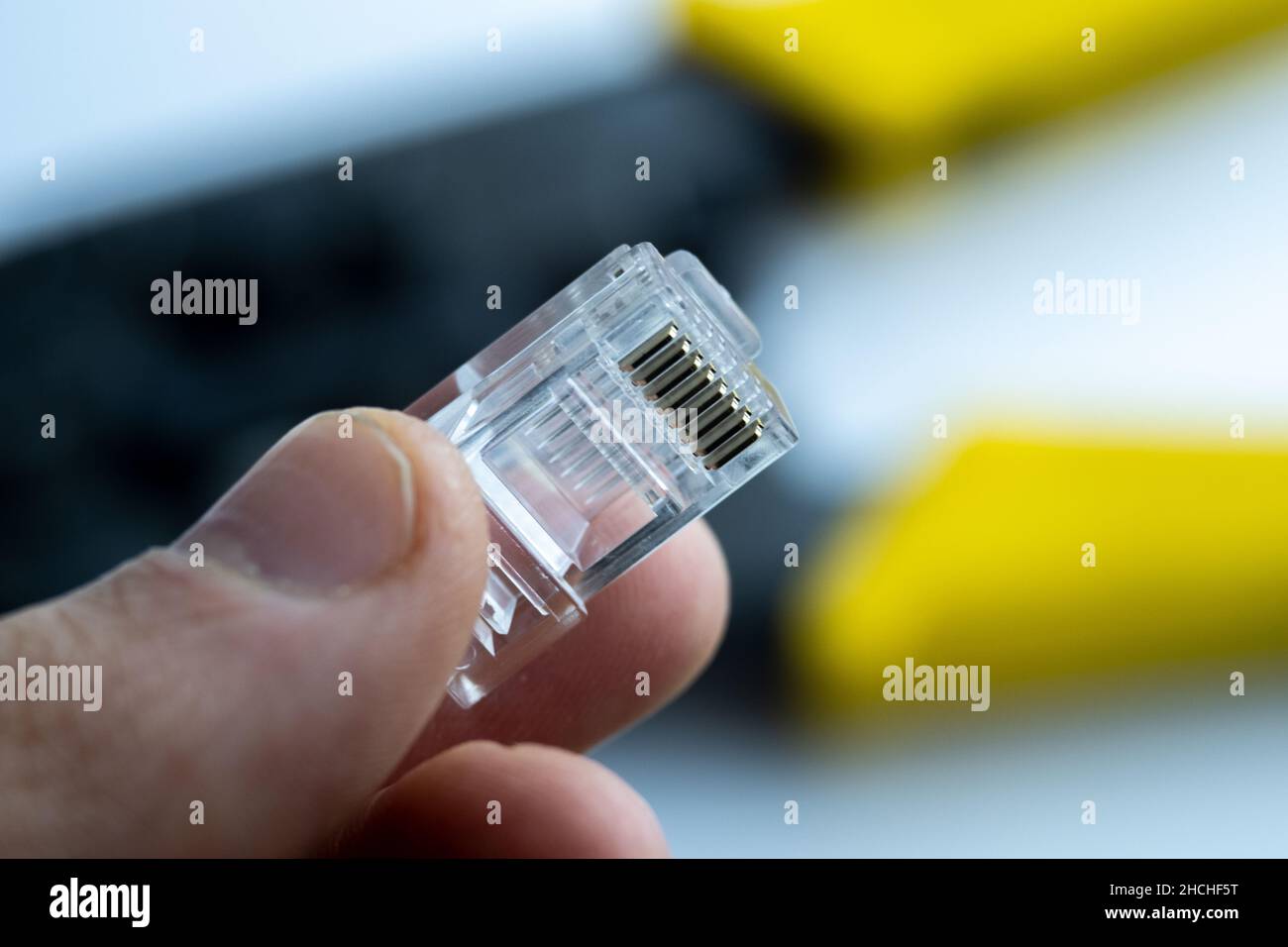 Connecteur lan ethernet RJ45 à portée de main.Gros plan Banque D'Images