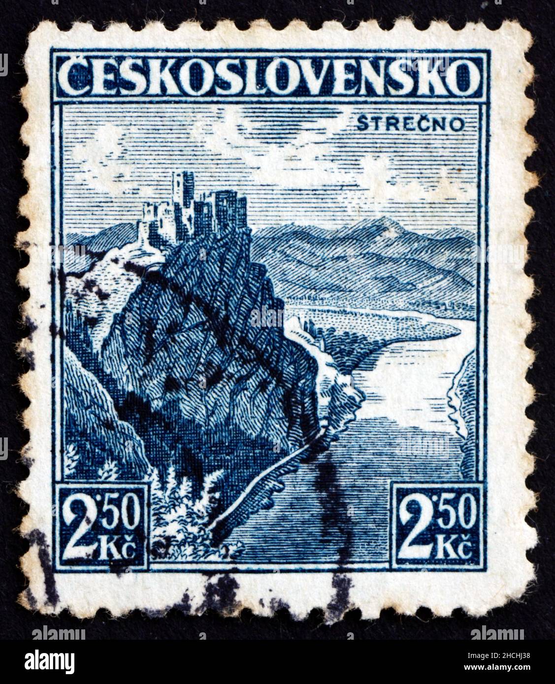 TCHÉCOSLOVAQUIE - VERS 1936 : un timbre imprimé en Tchécoslovaquie montre les ruines du château à Strecno, vers 1936 Banque D'Images