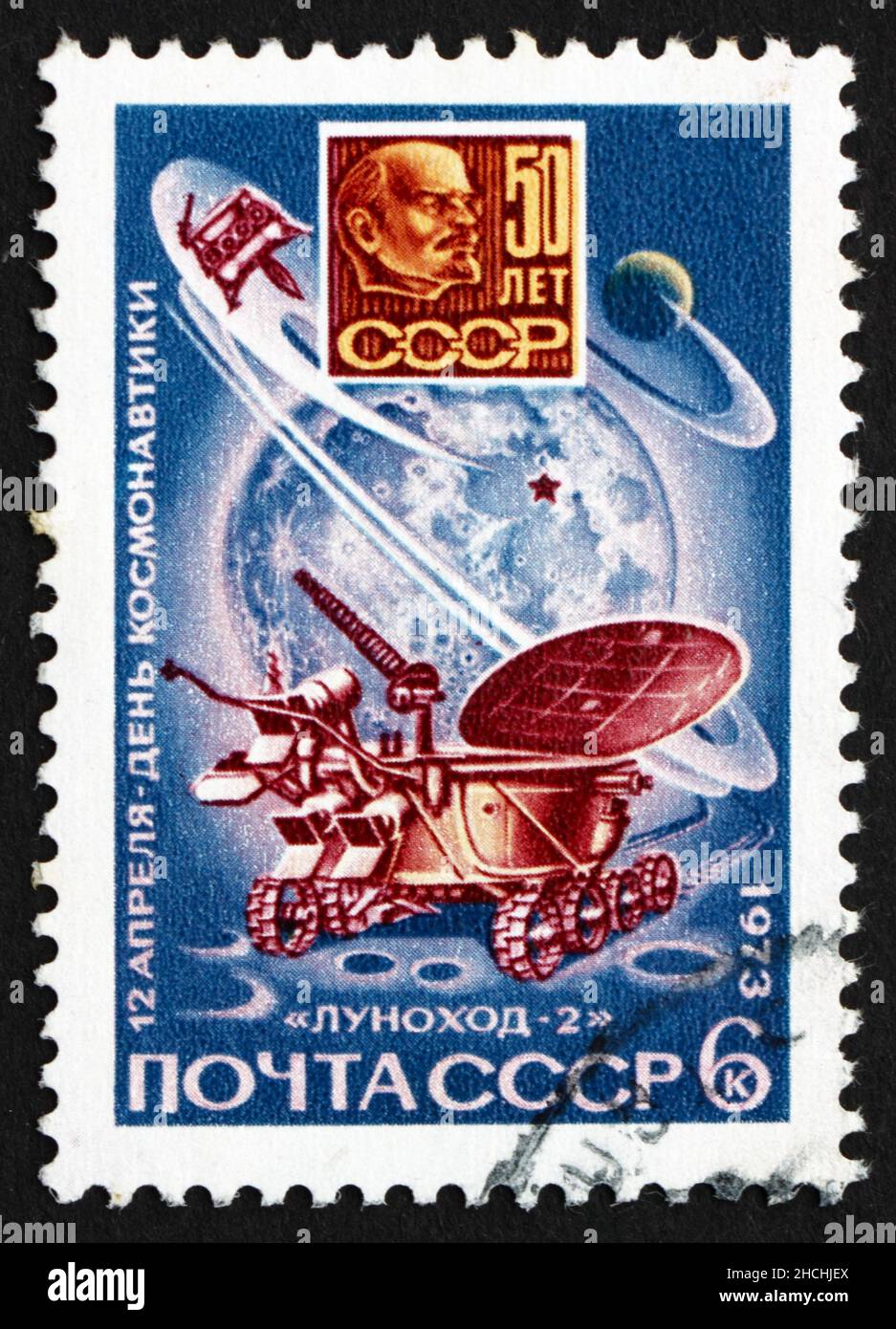 RUSSIE - VERS 1973: Un timbre imprimé en Russie montre Lunokhod 2 sur la Lune et Lénine Lune plaque, jour des cosmonautes, vers 1973 Banque D'Images