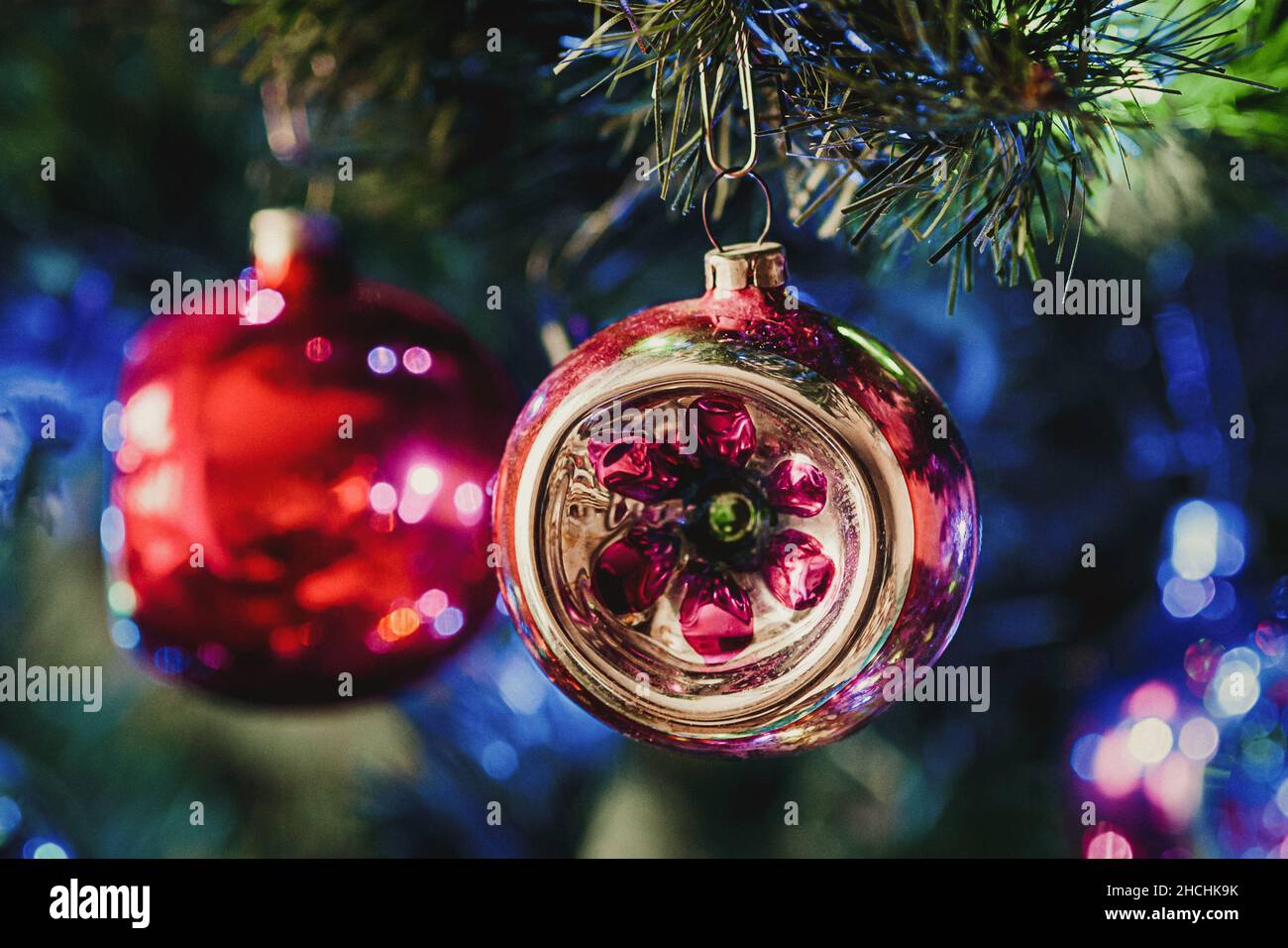 Boule de Noël rétro sur un arbre de Noël fermé, décoration de maison de vacances Banque D'Images
