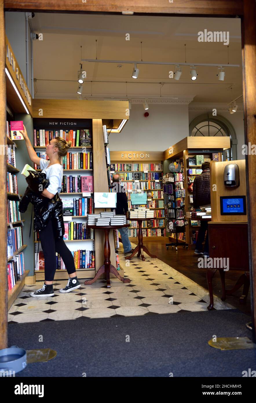 Magasin de livres avec les clients regardant des étagères de livres Banque D'Images