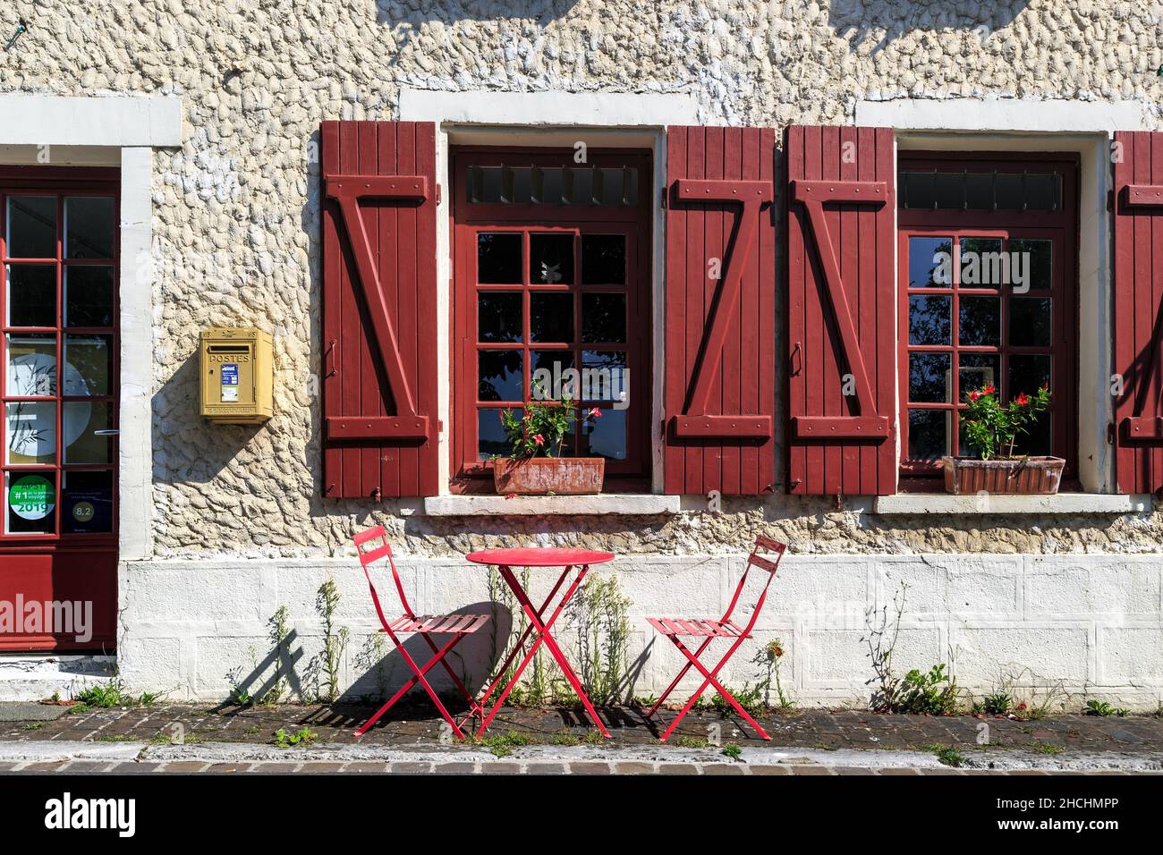 GIVERNY, FRANCE - 31 AOÛT 2019 : c'est un lieu de repos sur la rue principale du village. Banque D'Images