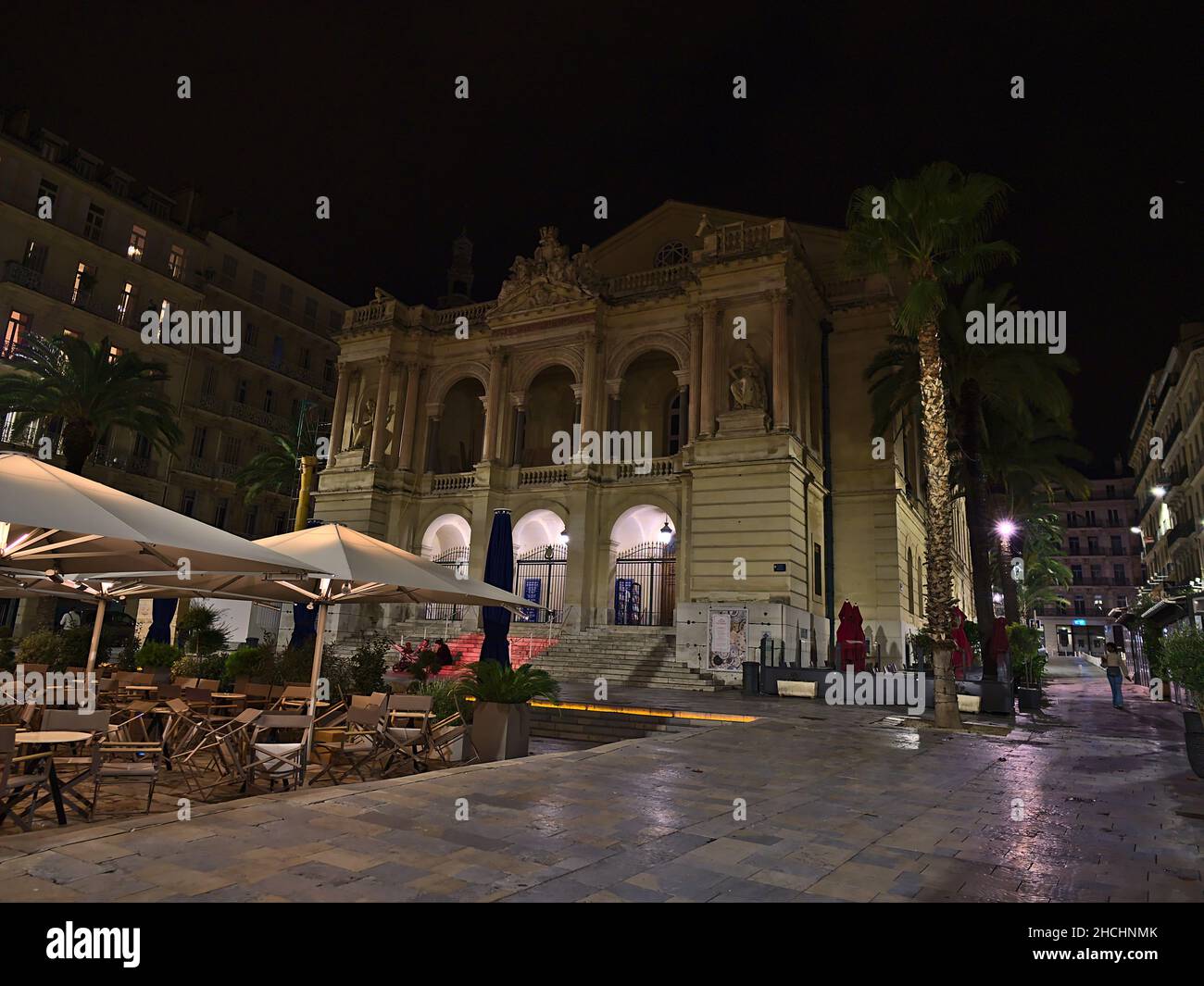 Vue de nuit sur l'Opéra de Toulon illuminé de la Côte d'Azur avec des tables de café en face de la place Victor Hugo dans le centre historique. Banque D'Images