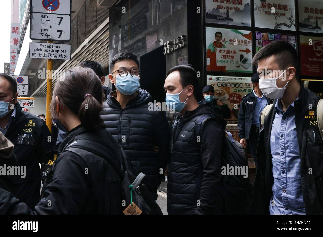 Patrick Lam (3rd R), rédacteur en chef de Stand News, a été arrêté et conduit dans un véhicule après la recherche du Stand News Office.le point de presse indépendant de Hong Kong Stand News a été attaqué par 200 policiers, avec des membres du comité de rédaction de Stand News,Les rédacteurs en chef et la chanteuse pop Denise Ho et Margaret ng, membres du conseil d'administration, ont été arrêtés.La police a officiellement annoncé qu'elle avait gelé 61 millions d'actifs du point de presse, l'un des montants les plus élevés depuis la mise en place de la loi sur la sécurité nationale, et qu'elle a déclaré le reportage incitant à la haine et à la subversion au gouvernement, et qu'elle va Banque D'Images