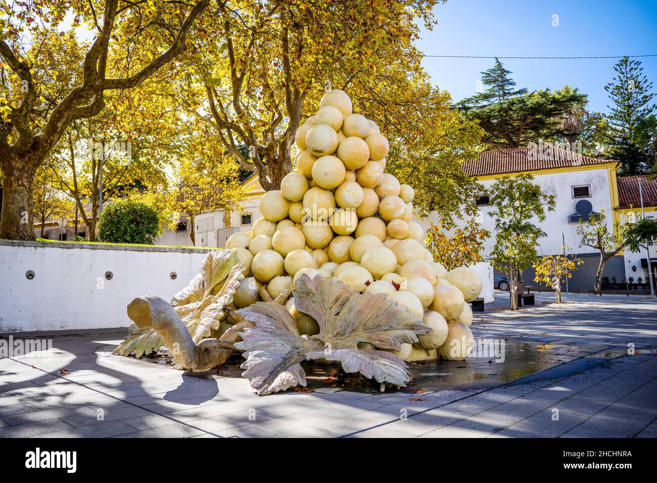 Sculpture de raisin dans le centre-ville d'Azeitao, Portugal Banque D'Images