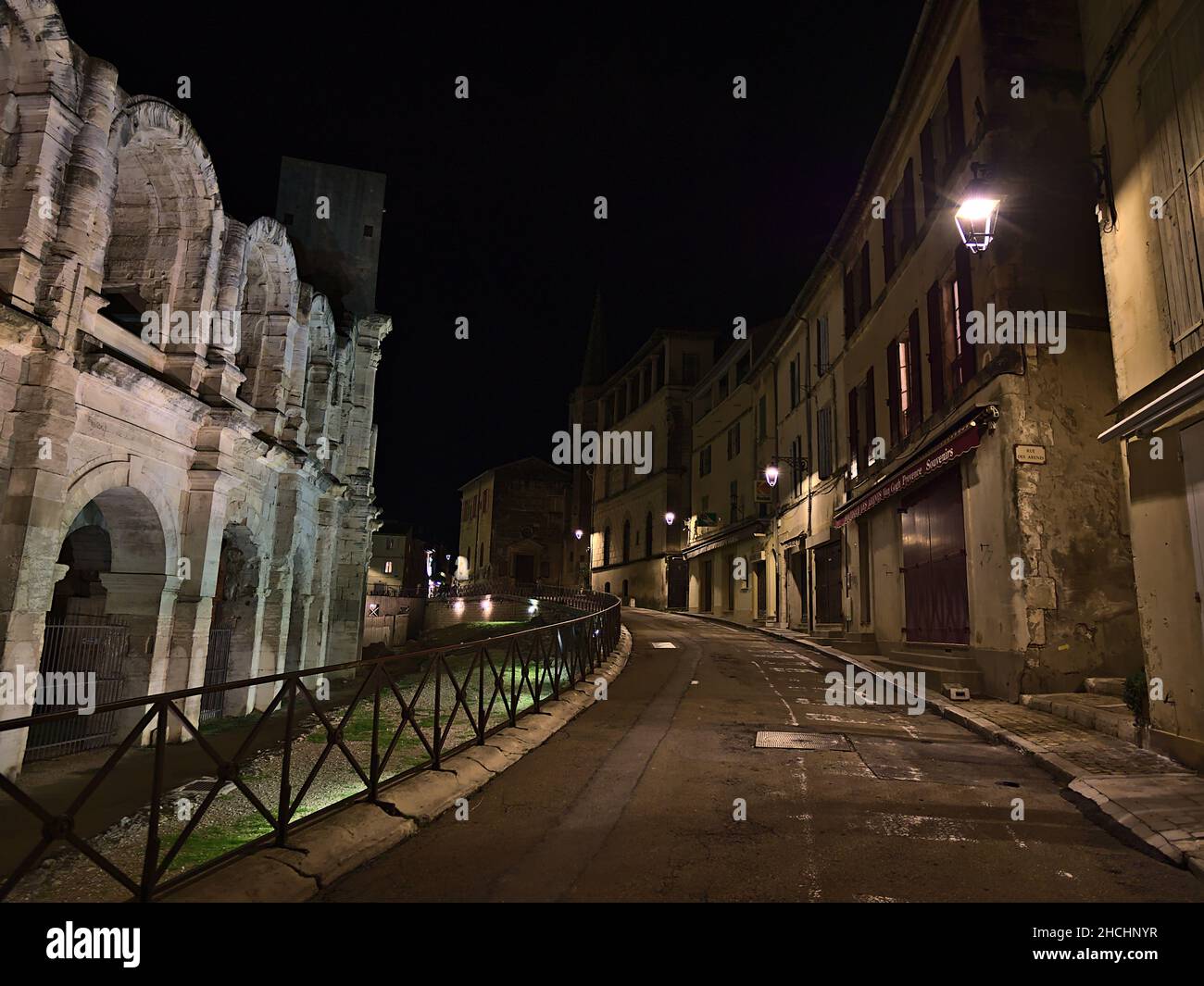 Vue sur le centre historique de la ville romaine Arles (Latin: Arelate) en Provence, France dans la soirée avec le célèbre amphithéâtre et les anciens bâtiments. Banque D'Images