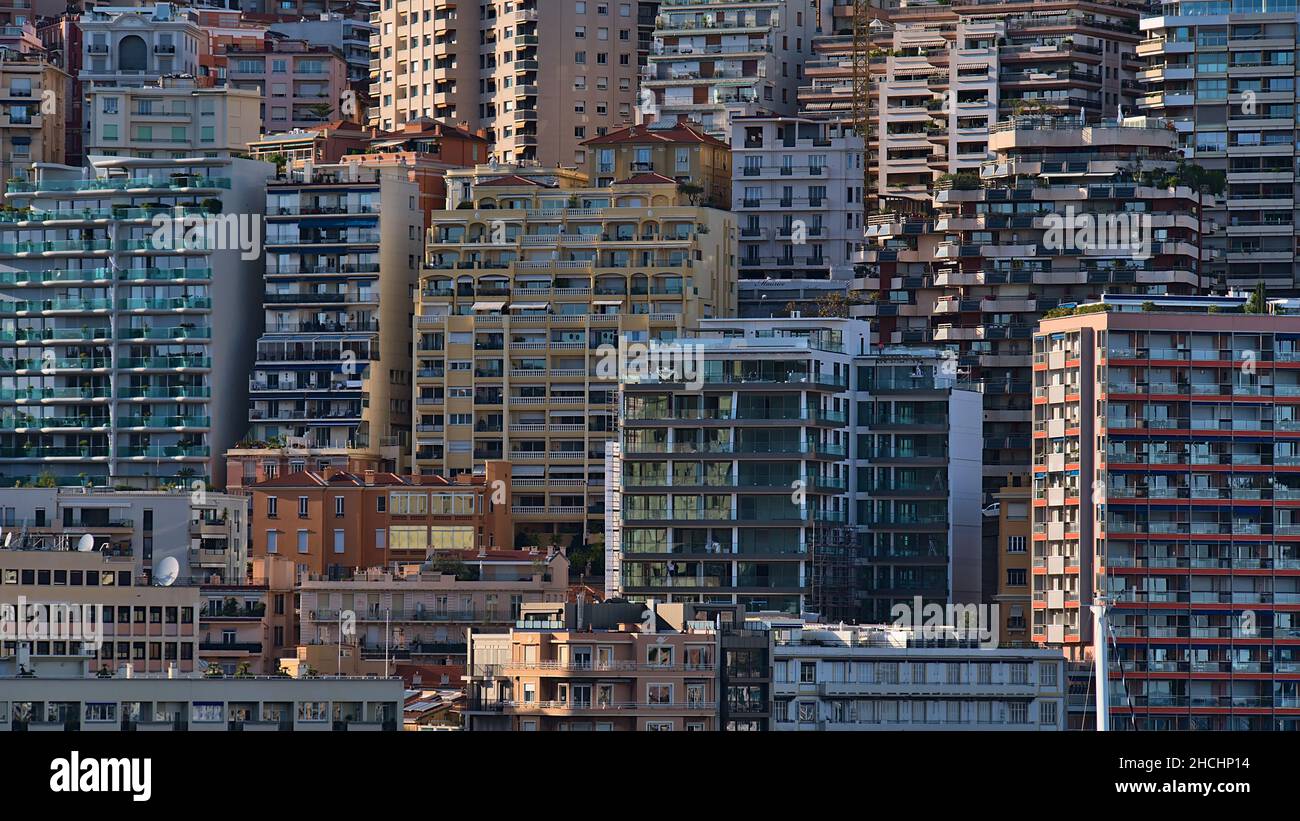 Vue rapprochée de bâtiments résidentiels à plusieurs niveaux dans le centre-ville de la Principauté de Monaco sur la Côte d'Azur en plein soleil l'après-midi. Banque D'Images