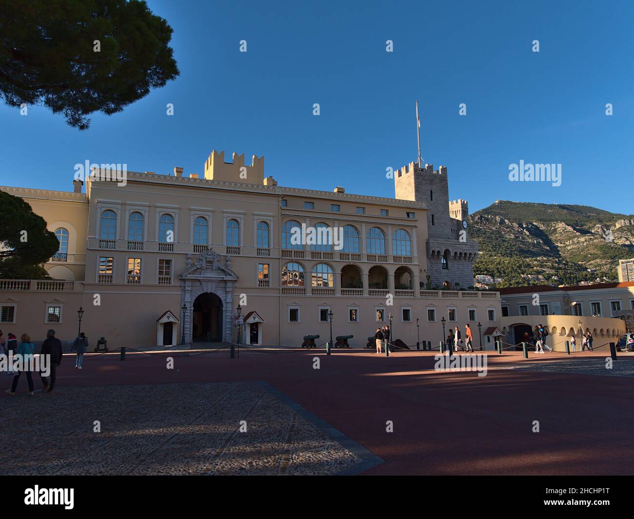 Vue sur le célèbre Palais du Prince de Monaco, la résidence officielle du Prince souverain, dans l'après-midi avec les touristes qui se promènaient dans les montagnes. Banque D'Images