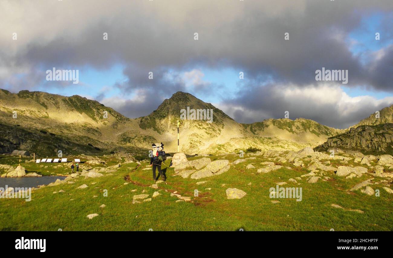 Vue panoramique de Kamenitsa Peak Tevno et lac, montagne de Pirin, Bulgarie Banque D'Images