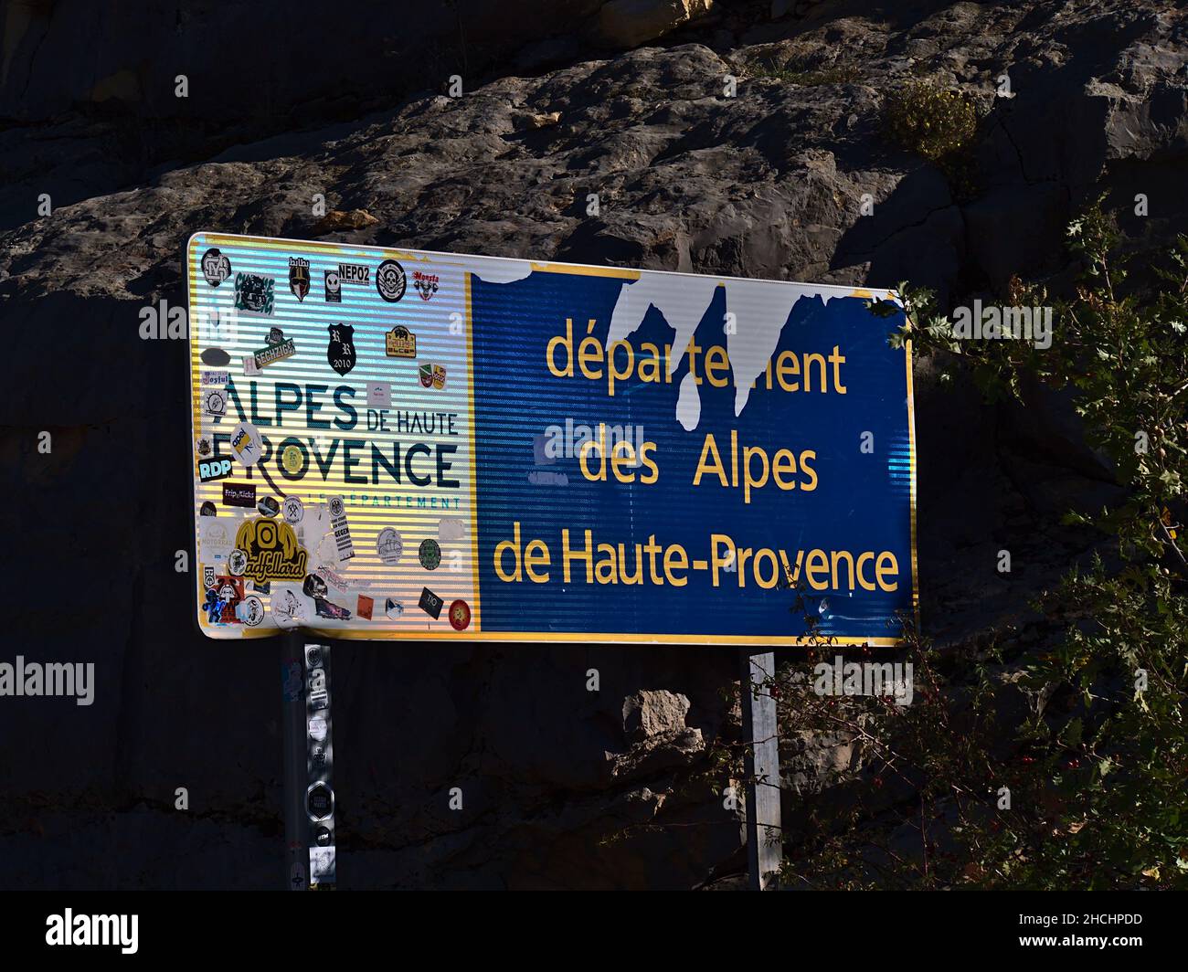 Signe de bienvenue brillant du département Alpes-de-haute-Provence près des Gorges du Verdon, le jour ensoleillé recouvert de bâtons. Banque D'Images