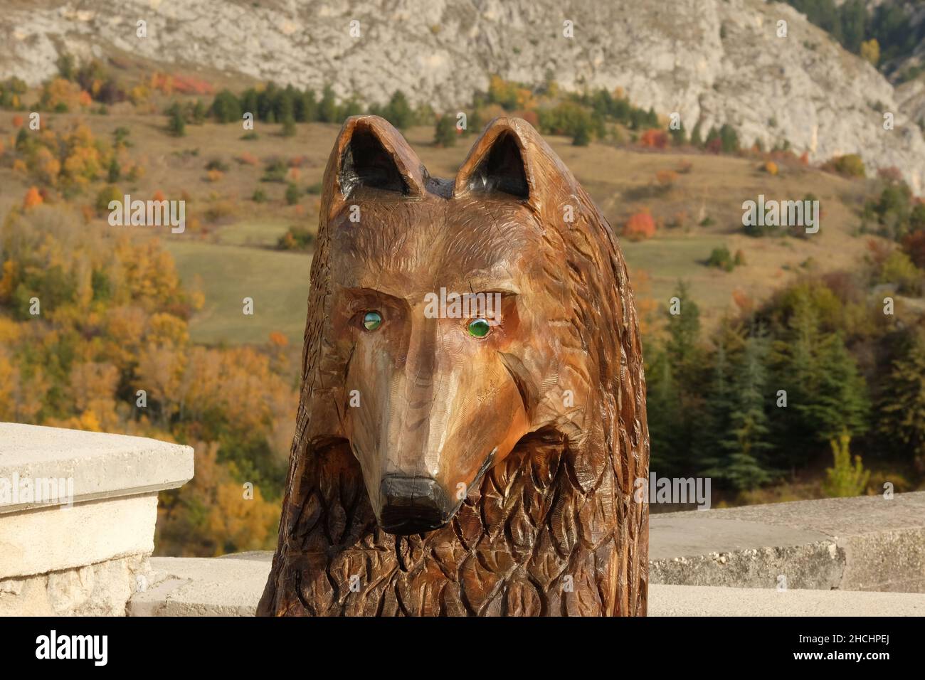 Ours sculpté en bois, à Aielli, Abruzzes, Italie, 25 octobre 2021 Banque D'Images