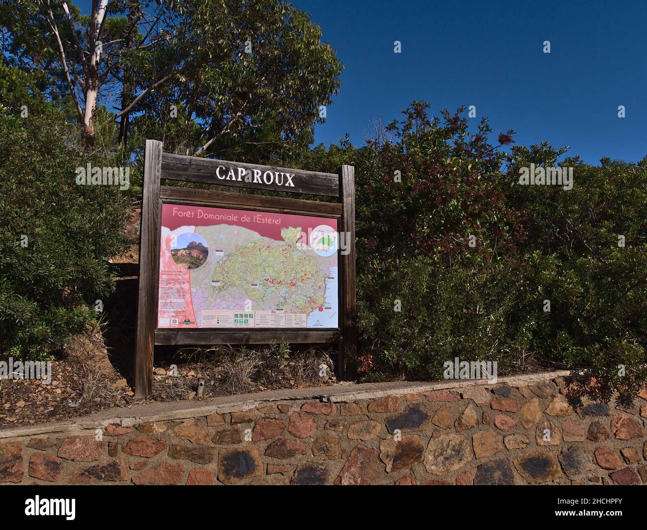 Panneau d'information sur le massif de l'Esterel, sur la Côte d'Azur, avec carte de randonnée et arbres. Banque D'Images