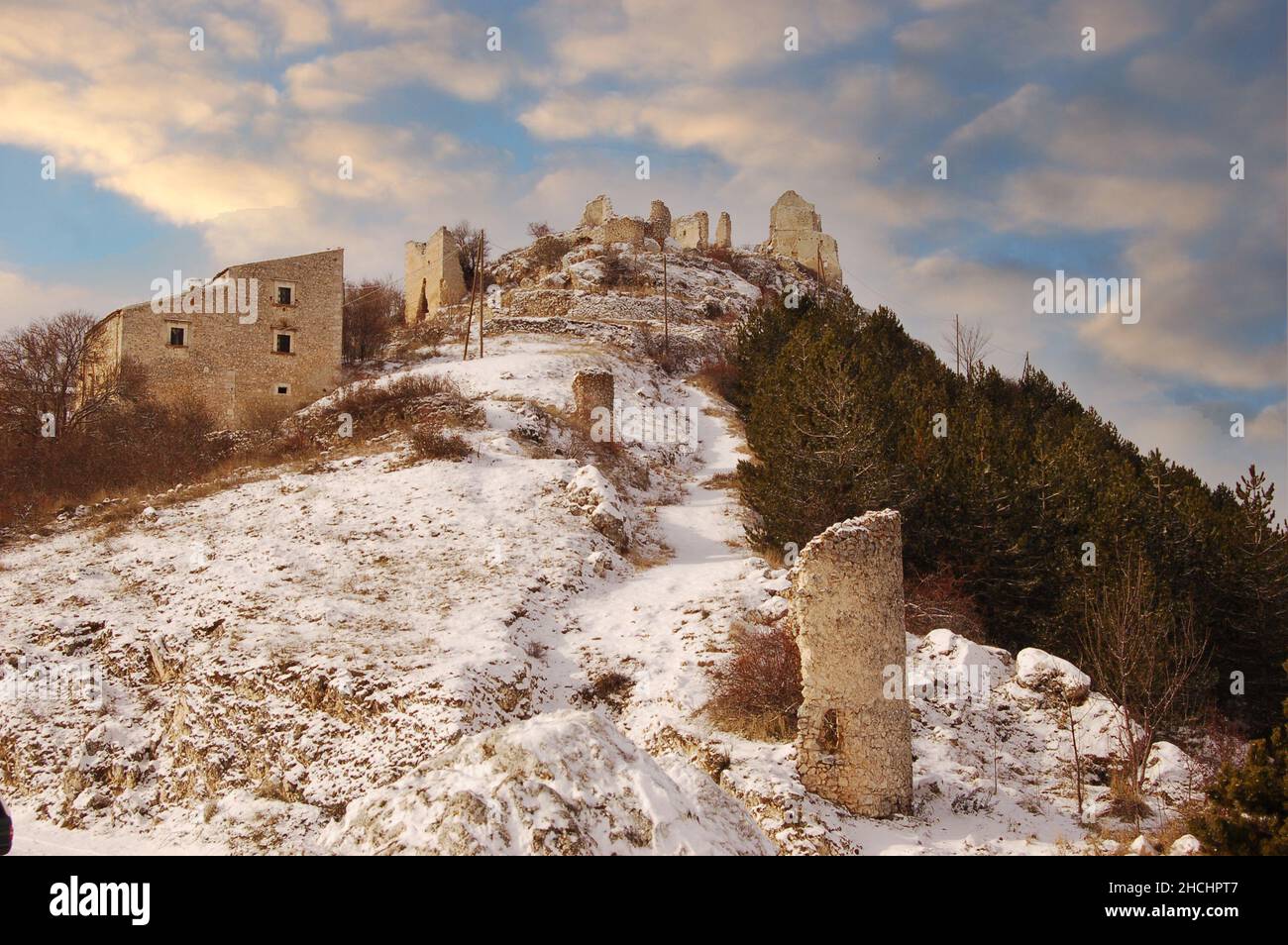Le chemin vers Rocca Calascio ruina le château, Abruzzo, Italie Banque D'Images