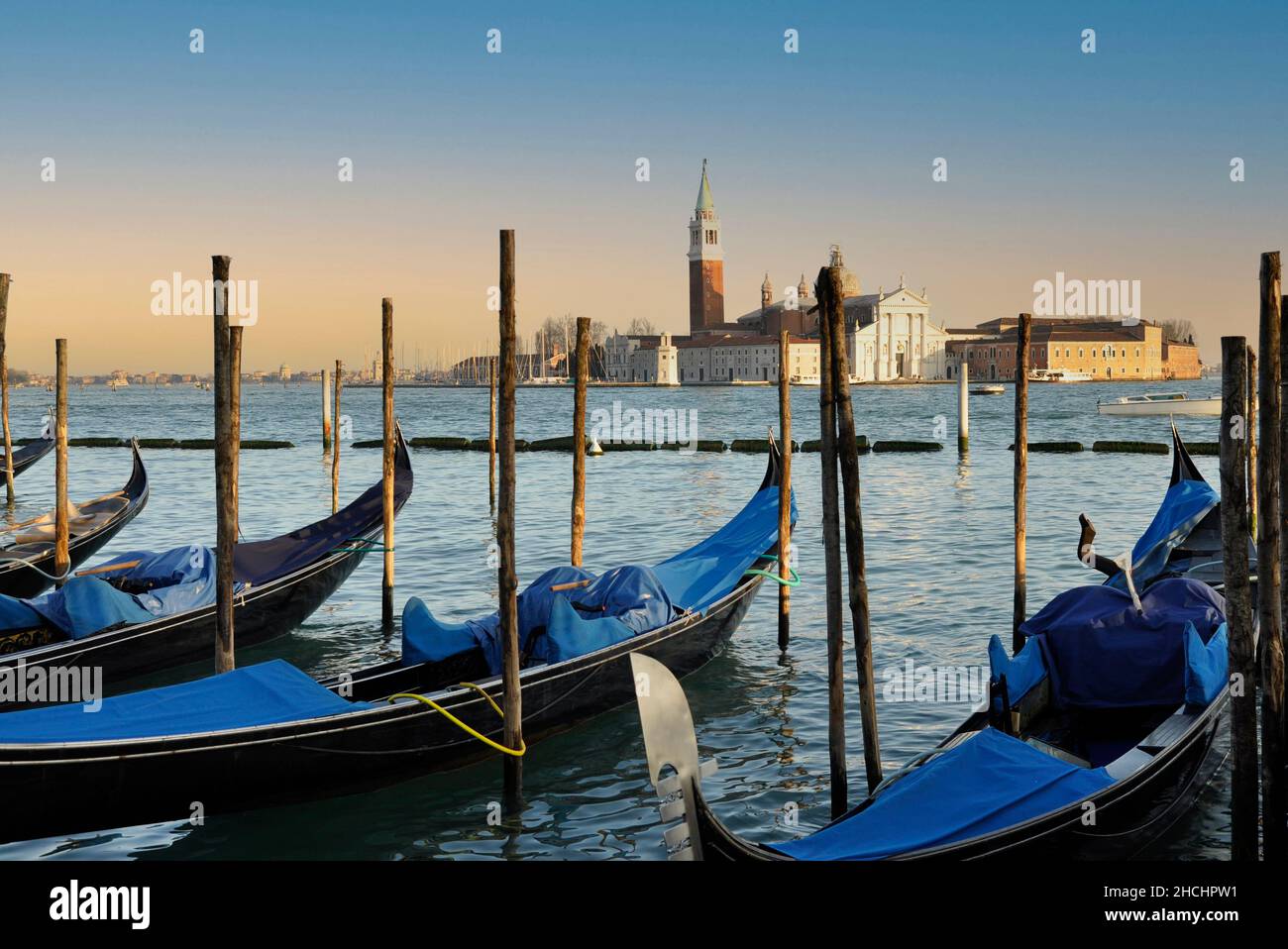 Gondole de Venise amarrée à l'église San Marco Maggiore en arrière-plan Banque D'Images