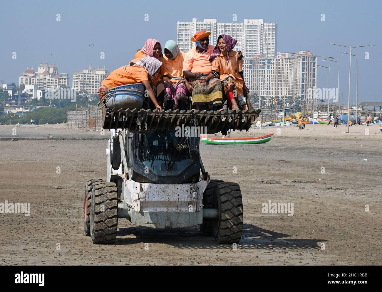 Mumbai, Inde.29th décembre 2021.Femmes marshals à cheval sur un véhicule de nettoyage de plage à la plage de Versova.Beach nettoyer marshals sont loués pour garder les plages de la ville propres des déchets et des déchets de plastique.Crédit : SOPA Images Limited/Alamy Live News Banque D'Images