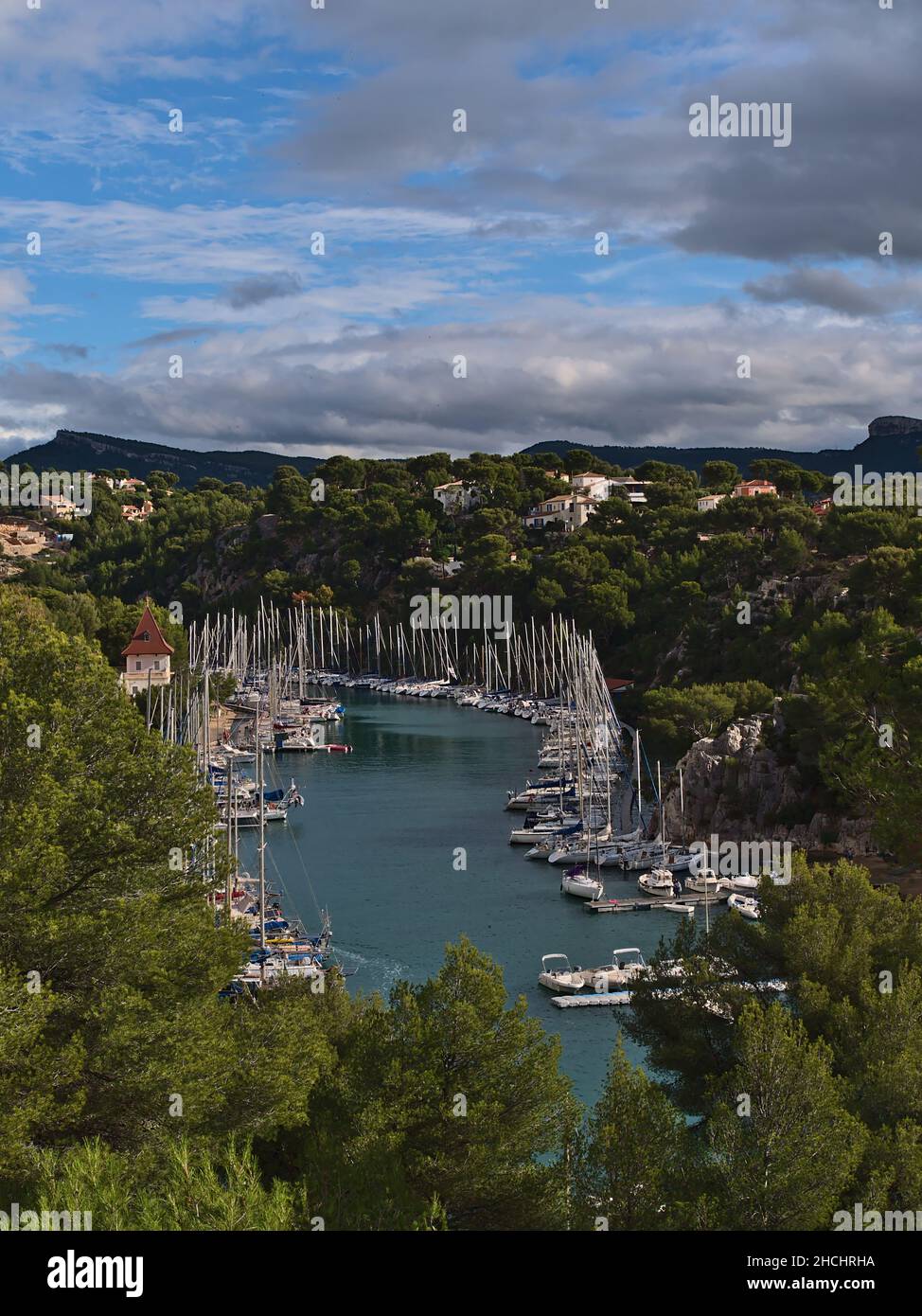 Belle vue sur la Calanque de Port-Miou près de Cassis, Côte d'Azur, France avec des bateaux d'amarrage le jour ensoleillé en automne aux Calanques. Banque D'Images