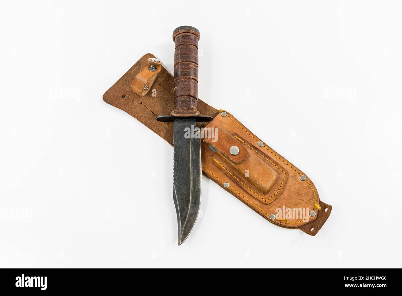 Couteau de chasse antique avec gaine en cuir et pierre d'affûtage. Banque D'Images