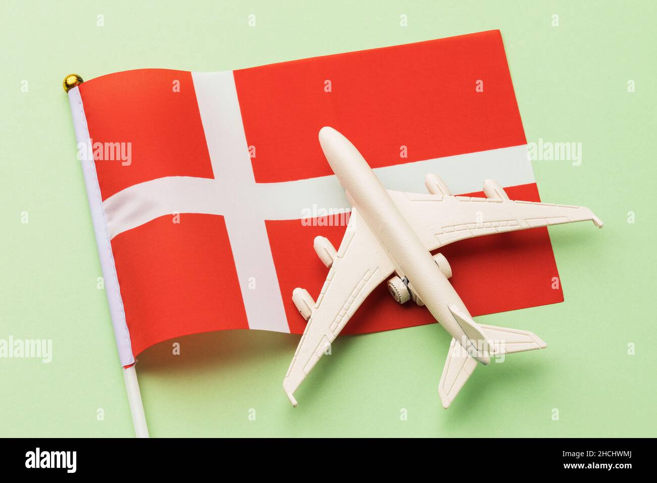 Drapeau suédois et avion jouet sur fond coloré, concept de vol vers la Suède, vue de dessus Banque D'Images