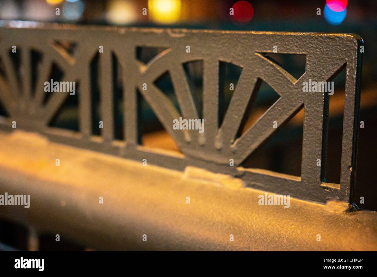 Mise au point peu profonde d'une conception de métal avec un arrière-plan bokeh clair Banque D'Images