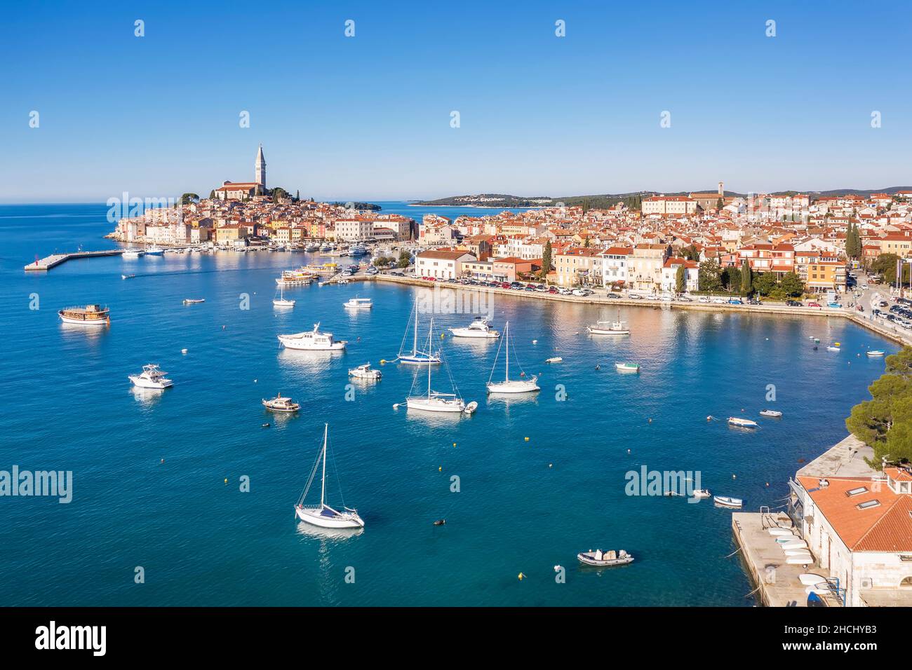 Une vue aérienne de Rovinj, port avec bateaux et navires, en arrière-plan église de Saint Euphemia, Istria, Croatie Banque D'Images