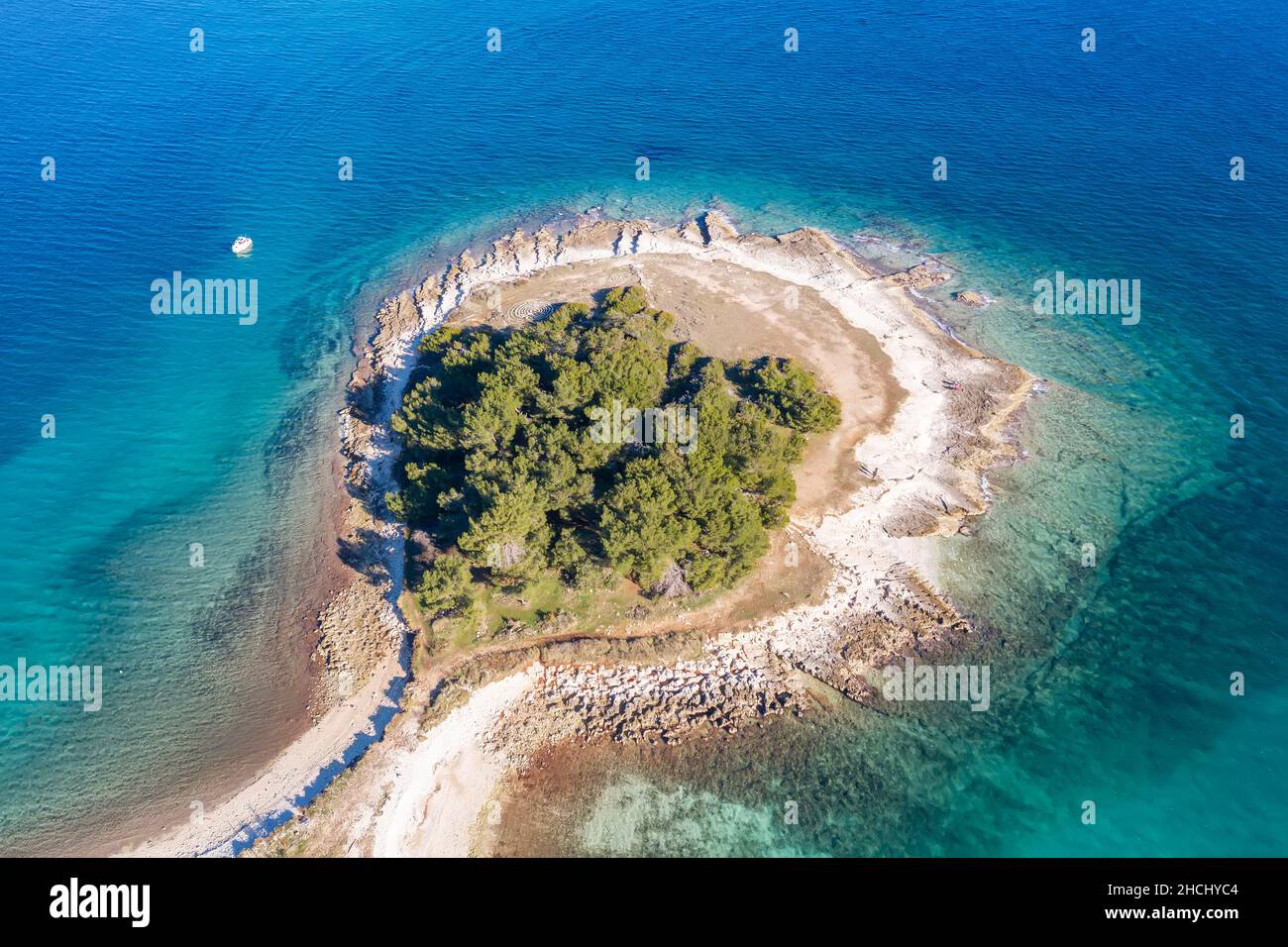 Une prise de vue aérienne avec de belles couleurs de la moitié de l'île sur le Cap Kamenjak, Premantura, Istria, Croatie Banque D'Images