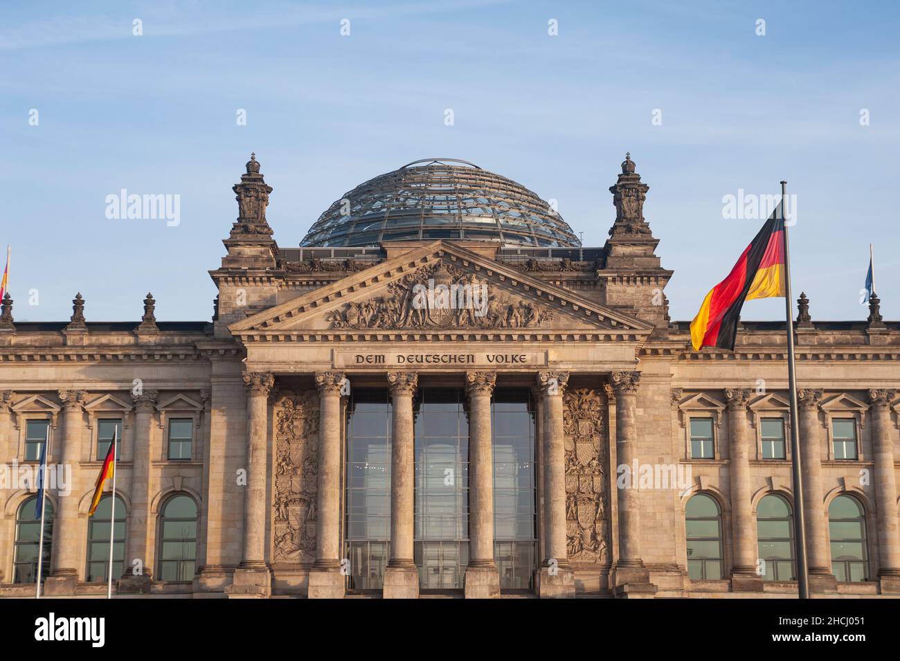 22.12.2021, Berlin, Allemagne, Europe - vue sur la façade ouest du bâtiment Reichstag (régime impérial) dans le quartier de Mitte. Banque D'Images