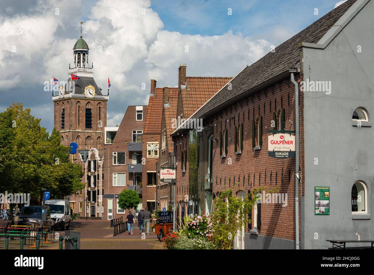 Meppel, province de Drenthe, pays-Bas, 05.09.2020, paysage de rue de Meppel avec la tour de l'église historique Maria Banque D'Images