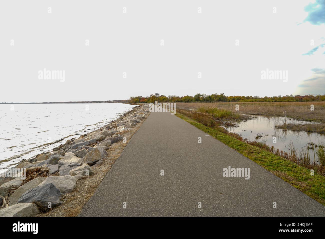 Belle vue sur une petite route à côté de la plage avec beaucoup de rochers à Douvres, Delaware Banque D'Images